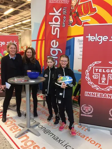 Vinnaren Björn av Påsktävlingen.   Duktiga representanter från bl.a. våra tjejlag jobbade hårt under Ica Maxi-dagrna 