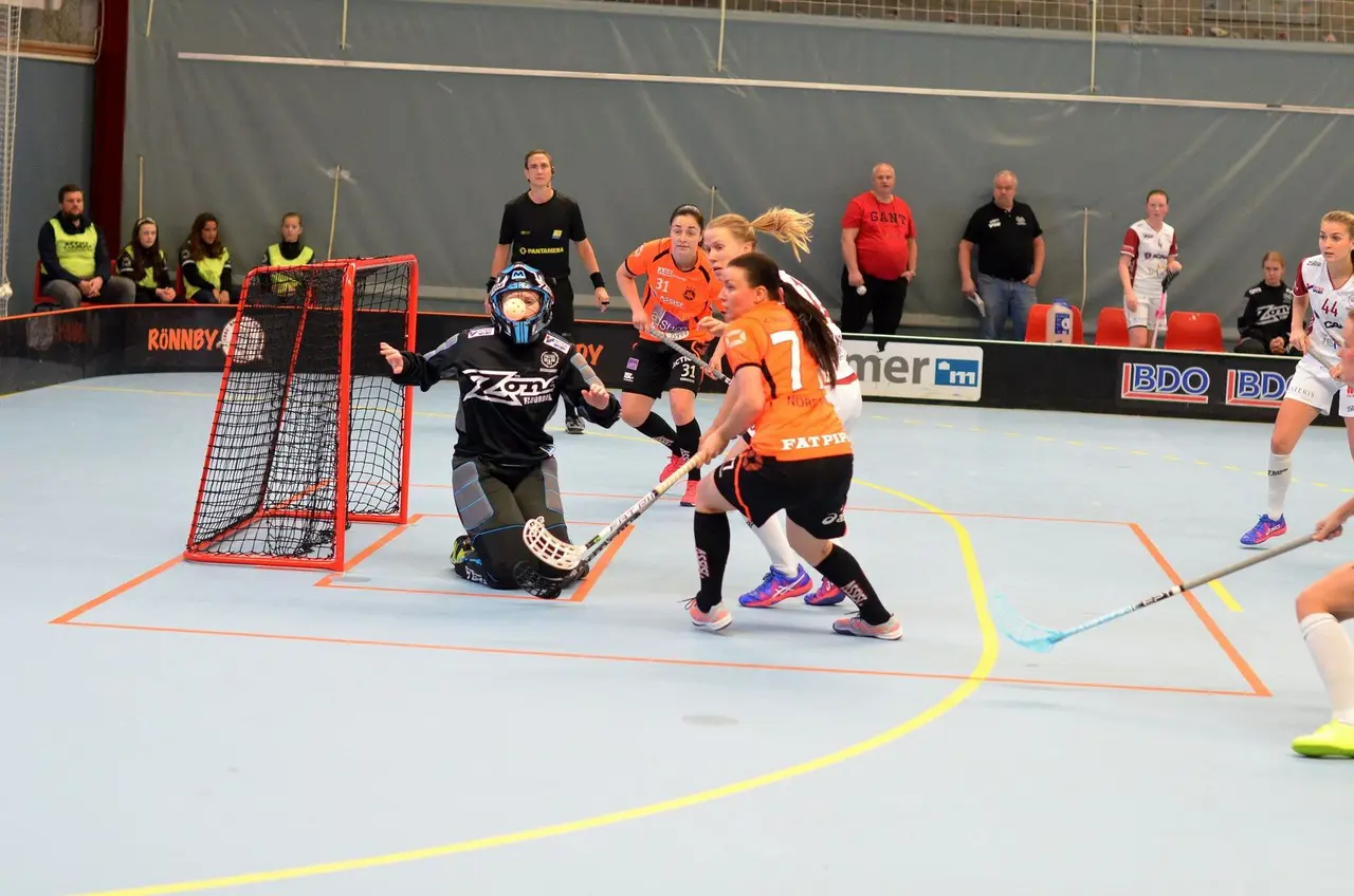 Fokus på bollen. Foto Hannu Högberg Rönnby
