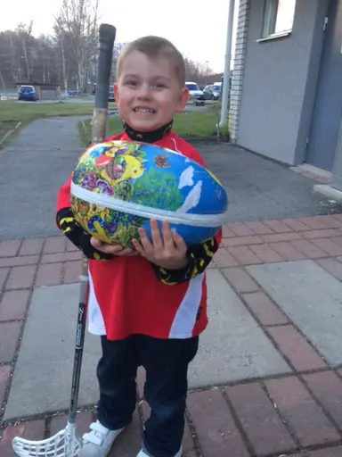 Vinnaren Björn av Påsktävlingen.   Duktiga representanter från bl.a. våra tjejlag jobbade hårt under Ica Maxi-dagrna 