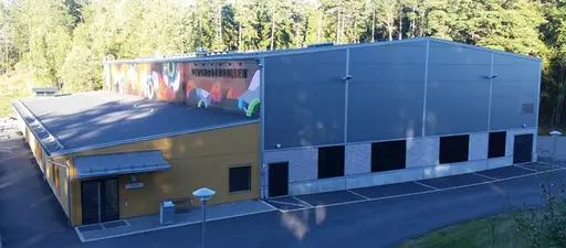 Uppe till vänster: Pershagenhallen  Uppe till höger: Wasa Sporthall   Längst ner: Västergård Arena