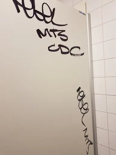 Det verkar stå "rebel mts"