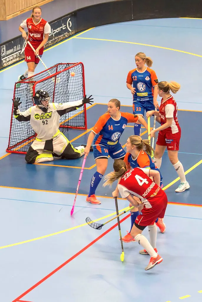 #4 Caroline Rosenberg dunkar in den i krysset