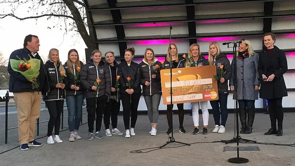 Boel Godner, Anna Bohman Enmalm, delar av damlaget och Tor