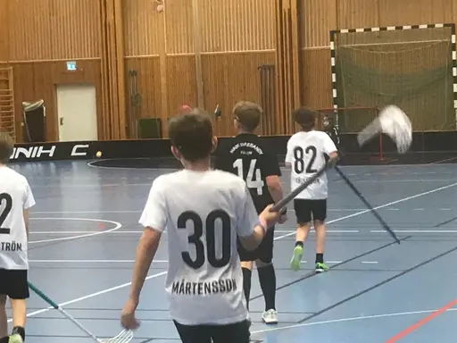 Haik spelar i svarta tröjor, Borlänge i vita och Sundborn i vitt och rött matchställ.