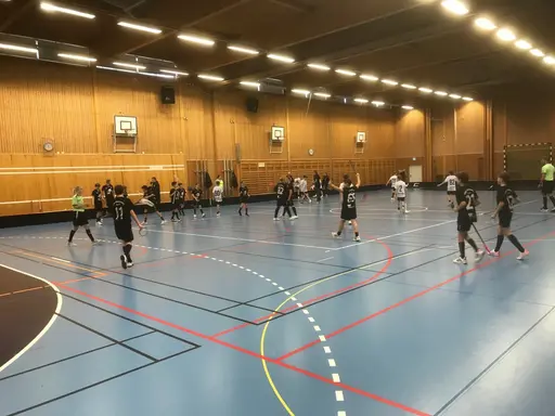Haik spelar i svarta tröjor, Borlänge i vita och Sundborn i vitt och rött matchställ.
