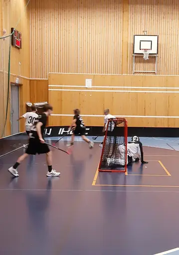 Haik spelar i svarta tröjor, Borlänge i vita och Sundborn i vitt och rött matchställ.