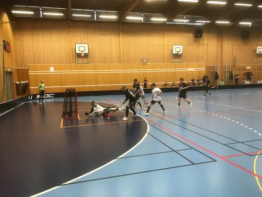 Haik spelar i svarta tröjor, Borlänge i vita och Sundborn i vitt och rött matchställ.