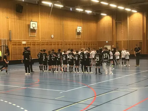 Haik spelar i svarta tröjor, Borlänge i vita och Sundborn i vitt och rött matchställ.