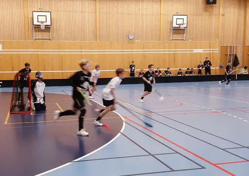 Haik spelar i svarta tröjor, Borlänge i vita och Sundborn i vitt och rött matchställ.