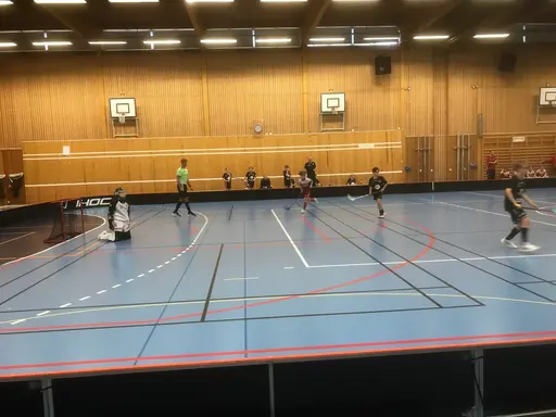 Haik spelar i svarta tröjor, Borlänge i vita och Sundborn i vitt och rött matchställ.