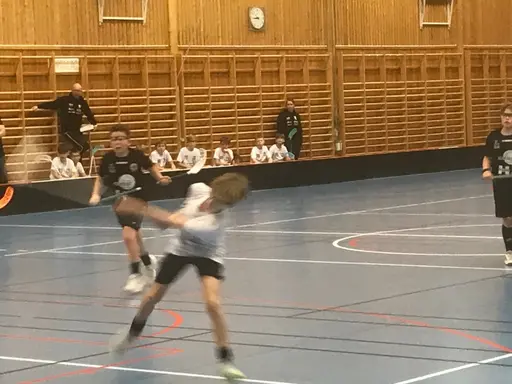Haik spelar i svarta tröjor, Borlänge i vita och Sundborn i vitt och rött matchställ.