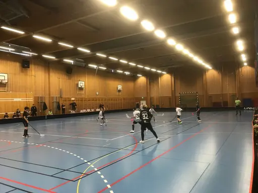Haik spelar i svarta tröjor, Borlänge i vita och Sundborn i vitt och rött matchställ.