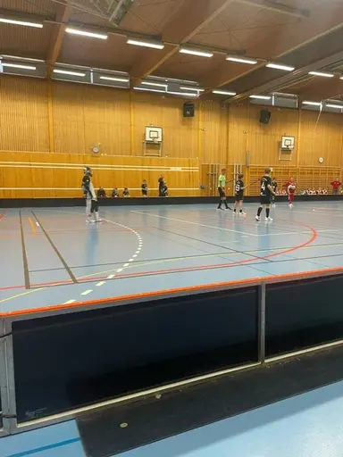 Haik spelar i svarta tröjor, Borlänge i vita och Sundborn i vitt och rött matchställ.