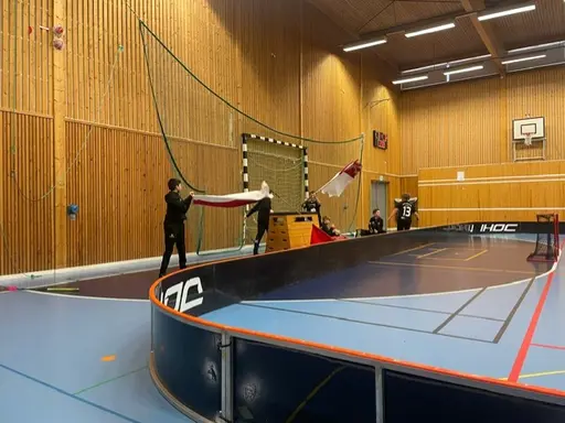 Haik spelar i svarta tröjor, Borlänge i vita och Sundborn i vitt och rött matchställ.