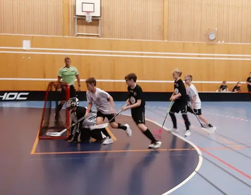 Haik spelar i svarta tröjor, Borlänge i vita och Sundborn i vitt och rött matchställ.
