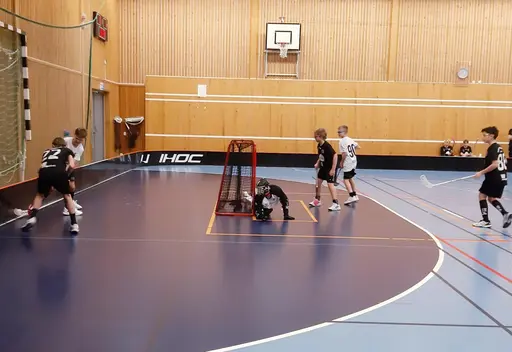 Haik spelar i svarta tröjor, Borlänge i vita och Sundborn i vitt och rött matchställ.