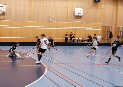 Haik spelar i svarta tröjor, Borlänge i vita och Sundborn i vitt och rött matchställ.