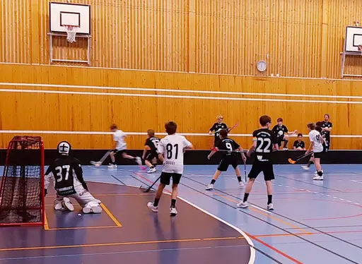 Haik spelar i svarta tröjor, Borlänge i vita och Sundborn i vitt och rött matchställ.