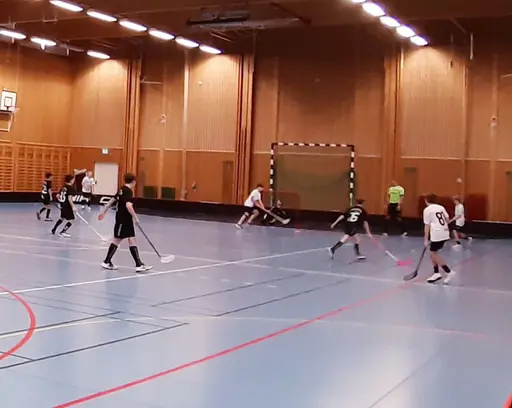 Haik spelar i svarta tröjor, Borlänge i vita och Sundborn i vitt och rött matchställ.