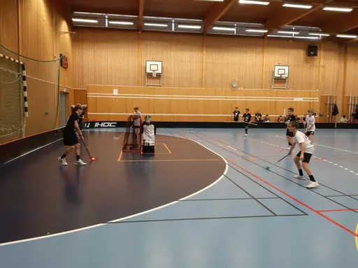 Haik spelar i svarta tröjor, Borlänge i vita och Sundborn i vitt och rött matchställ.