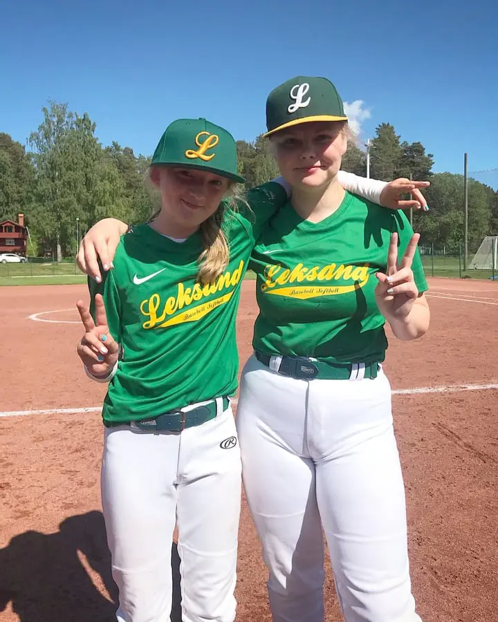 Stina och Ida från deras första softbollmatch