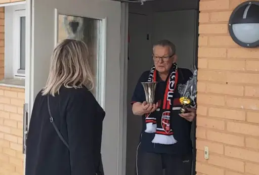 Klas-Göran Hellqvist och Per Jörgensen fick ta emot Vandringspriset + en egen pokal av Viktoria Persson. 