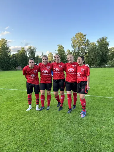 Dagens målskyttar, pepptalk inför matchen och en lagbild.