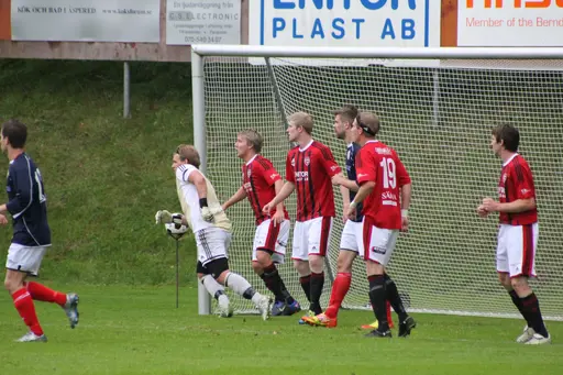 Södra Ving vann med 4-2, efter ha gjort 4 mål sista 10-15 minuterna.