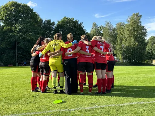 Dagens målskyttar, pepptalk inför matchen och en lagbild.