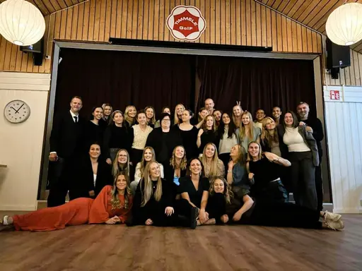 Tränarna och ledarna tackas av. Kajsa och Nadde utses till säsongens spelare. Nikolina med hajhatten utsågs till årets stjärnskott. Extra tack till Robban som slutar nu efter säsongen.