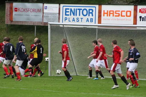 Södra Ving vann med 4-2, efter ha gjort 4 mål sista 10-15 minuterna.