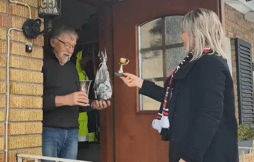 Klas-Göran Hellqvist och Per Jörgensen fick ta emot Vandringspriset + en egen pokal av Viktoria Persson. 