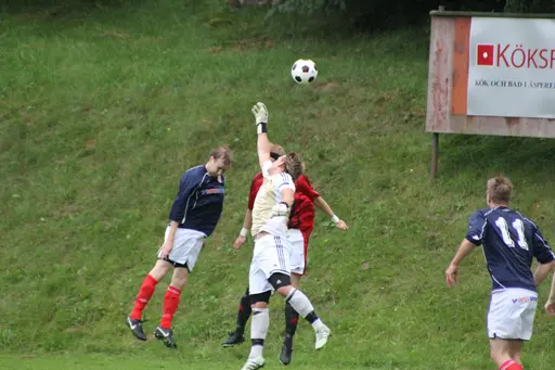Södra Ving vann med 4-2, efter ha gjort 4 mål sista 10-15 minuterna.