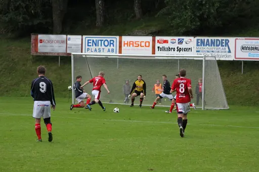 Södra Ving vann med 4-2, efter ha gjort 4 mål sista 10-15 minuterna.
