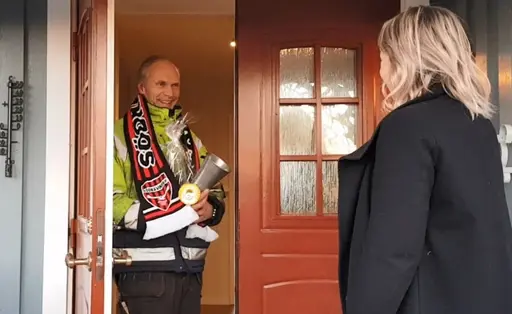 Viktoria Person delar ut utmärkelserna till Klas-Göran Hellqvist, Magnus Lans och Per Jörgensen. (klicka på bilden för att se större bild)