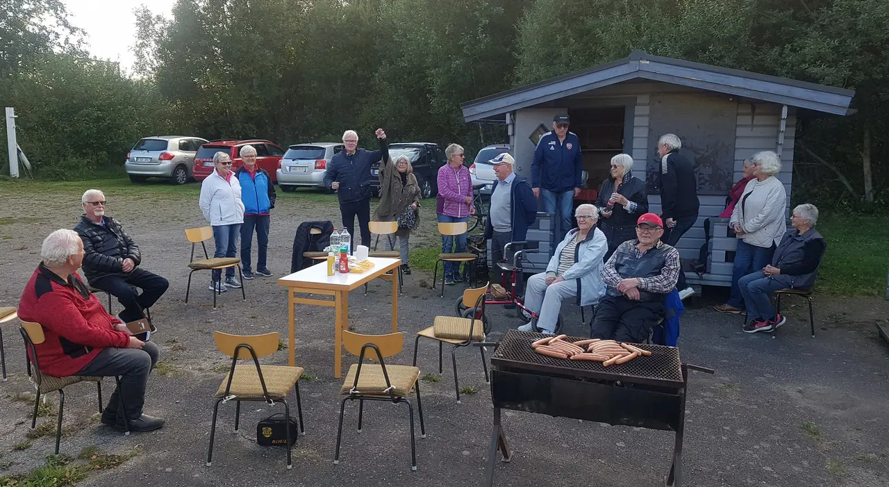 Glada boule-are inom SVIF, här i paus mellan matcherna.