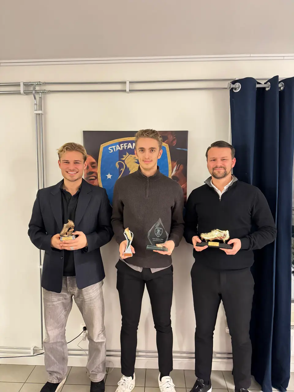 Noa Hultén, Felix Malmgren och Nikola Zivanovic visar stolt upp sina priser