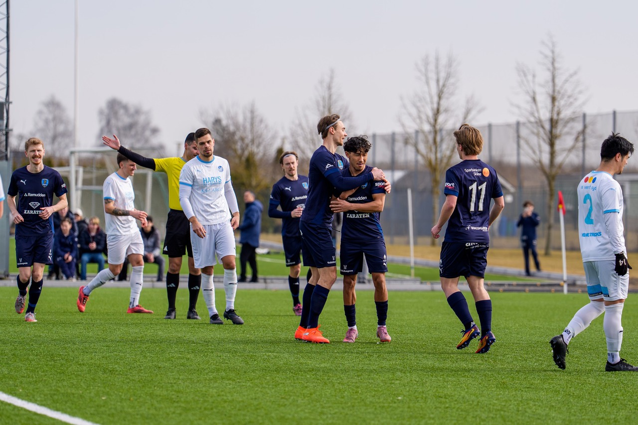 Målskytten Nawid kramas om efter sitt 1-0 mål