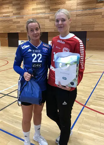 Tilda Pettersson och Jenna Peltola utsågs till matchens lirare. Foto: Helena Olsson