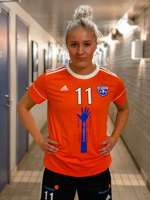 Yasmin Domonji i #viställerupp-tröjan. Foto: Emma Petersson.
