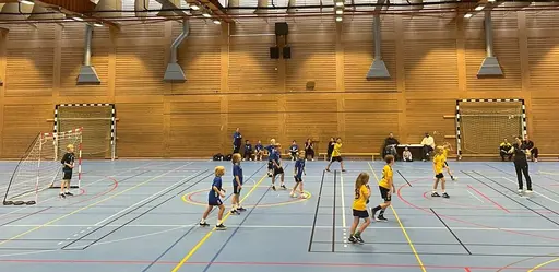 Första matcherna på kortplan (grön linje)
