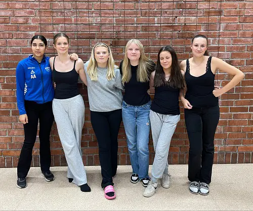 Ajlin Assadi, Meja Sjöberg, Novelle Ryden, Tyra Bäcke, Moa Andersson och Iris Ståhlberg. Foto: Daniel Falk