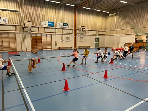Traditionell dragkamp vid bollskolans avslutning. Foto: Daniel Falk