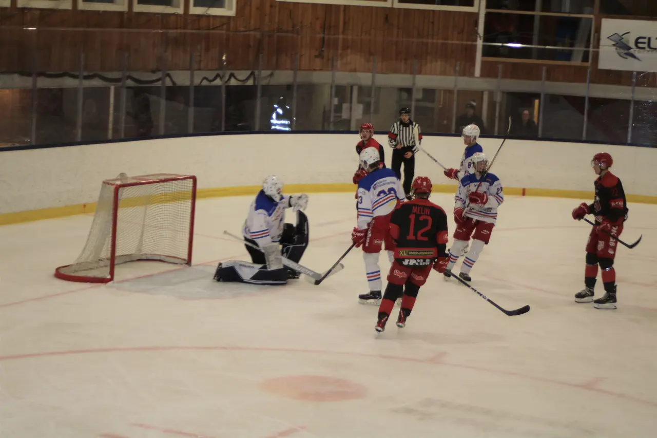 Avesta BK och Hampus Nordgren fick en tung inledning i bortamötet mot Smedjebackens HC. Foto: Björn Elf