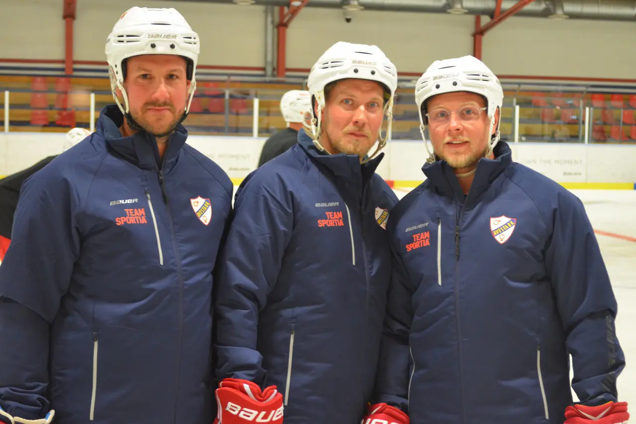 Ola Nordin, Henrik Lantz och Peter Ehn suktar efter säsongens första seger. Arkivfoto: Per Lindgren.