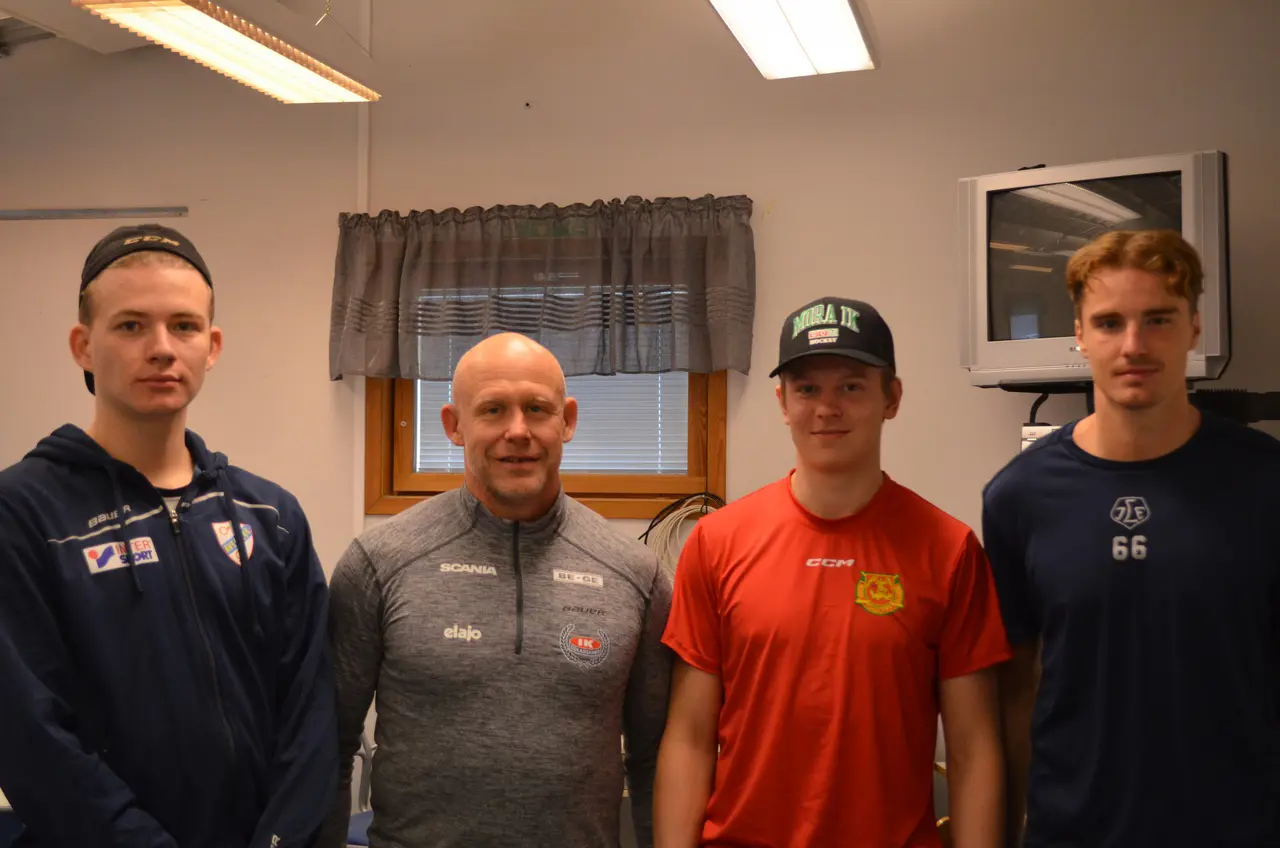 Ledare under Nils Åmans hockey camp, från vänster: Oliver Ahlberg, Jan Hammar, Simon Nylén Persson och Nils Åman. Foto: Olov Lindgren..