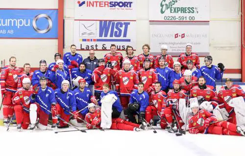 2019 års hemvändarmatch bjöd på mycket mål. Saknas på bilden gör Avestas tränare Jan Hammar och Stefan Lundqvist, och hemvändarnas Jonas Melin och Stefan "Tosse" Bäckström. FOTO: Lena Hallström.