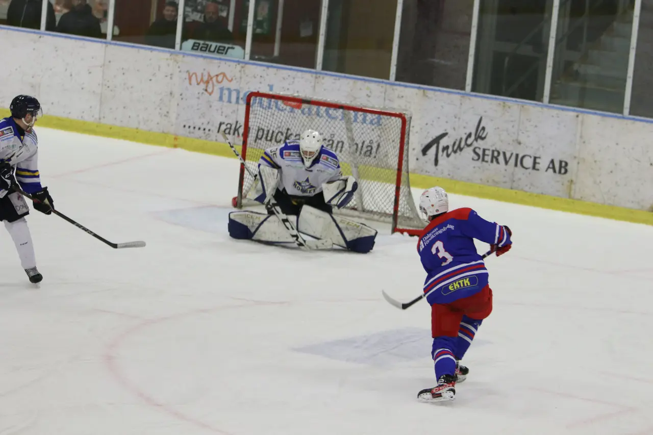 Simon Nylén Perssons Avesta BK lyckades inte få med sig några poäng mot Arboga. Foto: Lena Hallström.