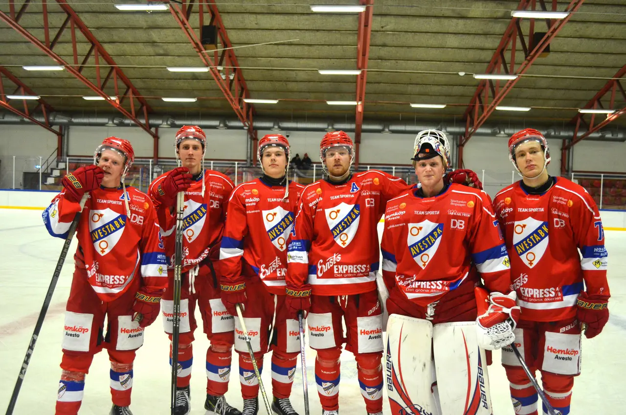Avestas matchvinnare mot Guldsmedshyttan. Från vänster: Felix Johansson, Simon Engström, Ville Önnebro, Jesper Gustafsson, Felix Vannfält och Erasts Nazarenko