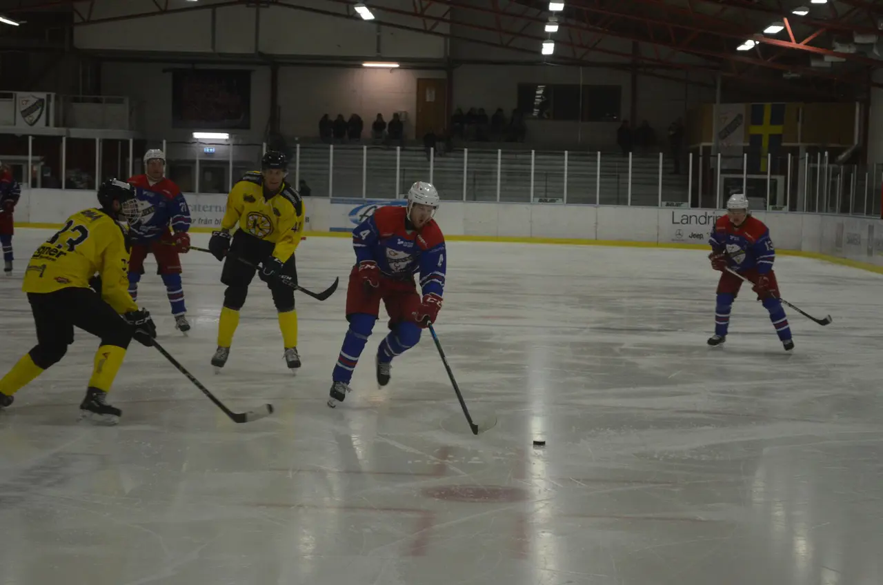Tvåvägs backen Jesper Gustafsson fick mycket istid och gjorde en gedigen match. Foto: Per Lindgren.